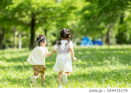 手をつないで走る男の子と女の子 手をつないで走る男の子と女の子 104416176