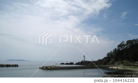 鼠ヶ関灯台と粟島と夏の空 鼠ヶ関灯台と粟島と夏の空 104416228
