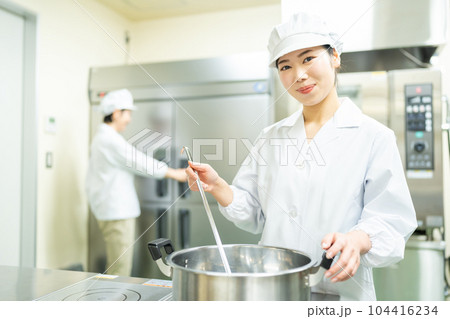 調理場で働くミドル女性 104416234