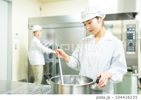 調理場で働くミドル女性 104416235