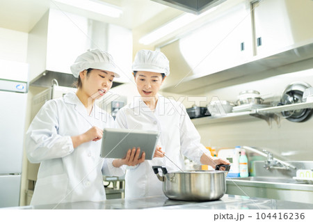 調理場で働くミドル女性 調理場で働くミドル女性 104416236