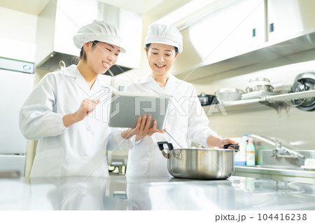 調理場で働くミドル女性 104416238