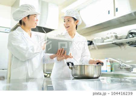 調理場で働くミドル女性 104416239