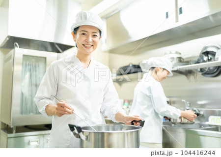 調理場で働くミドル女性 104416244