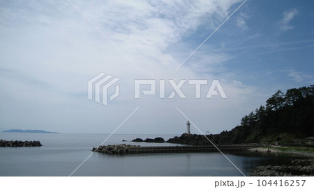 鼠ヶ関灯台と粟島と夏の空 104416257
