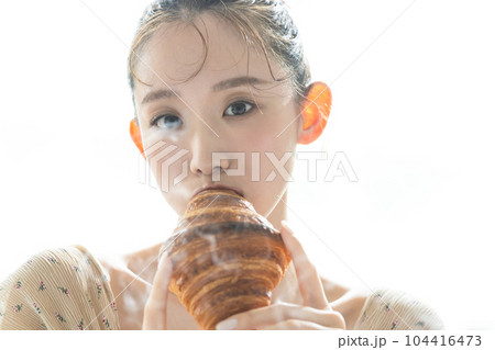 ビューティー パンを食べる女性 ビューティー パンを食べる女性 104416473