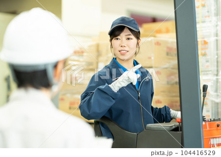倉庫で働くミドル女性 104416529
