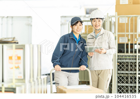 倉庫で働くミドル女性 104416535