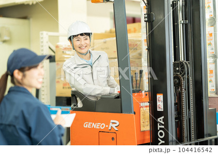 倉庫で働くミドル女性 104416542
