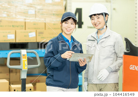 倉庫で働くミドル女性 104416549