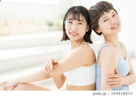 若い女性 ビューティー 2人 若い女性 ビューティー 2人 104416813