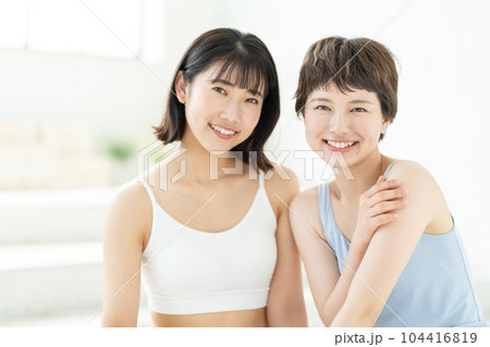若い女性 ビューティー 2人 若い女性 ビューティー 2人 104416819