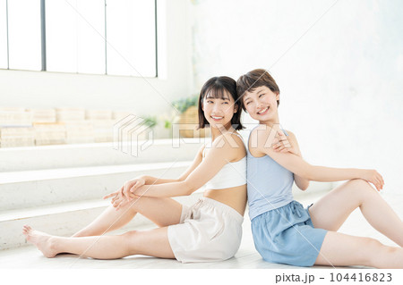若い女性　ビューティー　2人 104416823