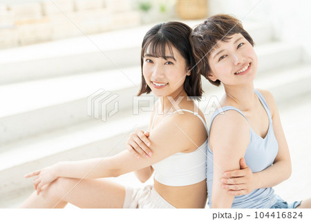 若い女性 ビューティー 2人 若い女性 ビューティー 2人 104416824