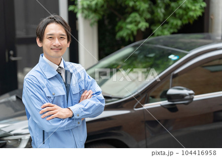 作業服の男性 車 点検 作業服の男性 車 点検 104416958
