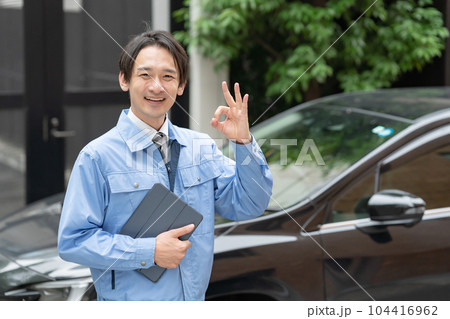 作業服の男性　車　点検 104416962