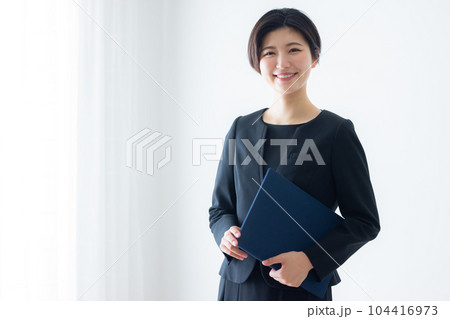 黒いスーツの女性 104416973