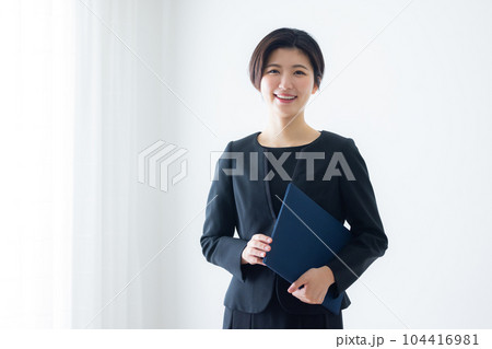 黒いスーツの女性 黒いスーツの女性 104416981