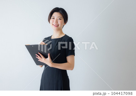 黒いワンピースのスタッフ 104417098