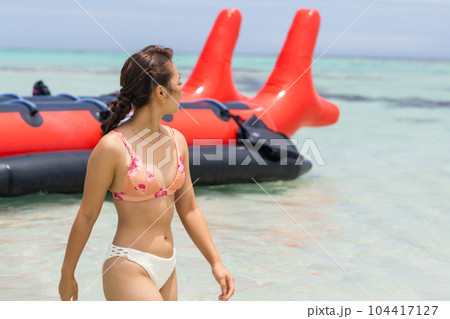 バナナボートとビキニの若い女性 104417127