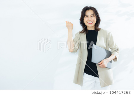 50代女性 104417268