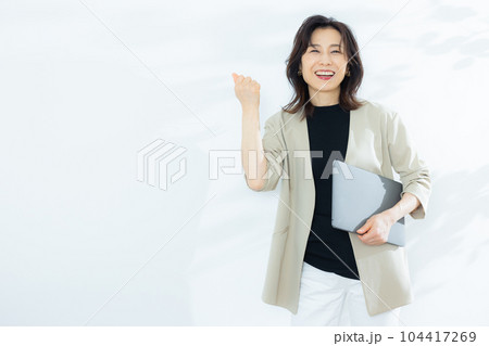 50代女性 50代女性 104417269