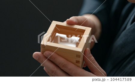 酒　男性　手元　着物 104417589