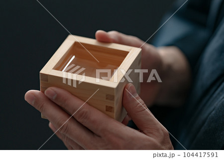 酒 男性 手元 着物 酒 男性 手元 着物 104417591