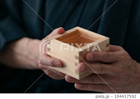 酒　男性　手元　着物 104417592