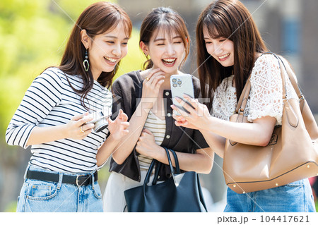 女子旅　スマホ　カメラ 104417621