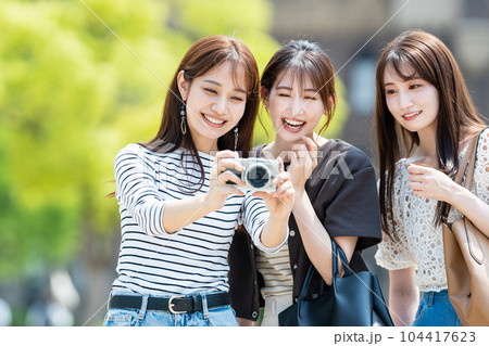 女子旅　カメラ 104417623