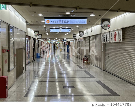 昭和の古びた駅ビル内部 104417708
