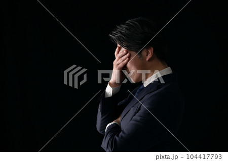 顔を隠す男性 ビジネス 悩む 横向きの写真素材 [104417793] - PIXTA