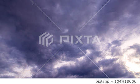 夕方の空に流れる薄黒い雲 夕方の空に流れる薄黒い雲 104418006