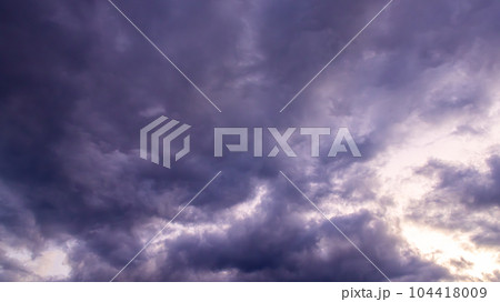 夕方の空に流れる薄黒い雲 104418009