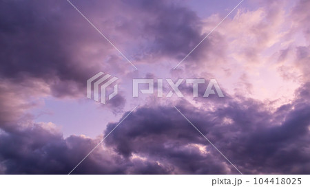 夕方の空に流れる薄黒い雲 104418025