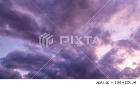 夕方の空に流れる薄黒い雲 夕方の空に流れる薄黒い雲 104418034
