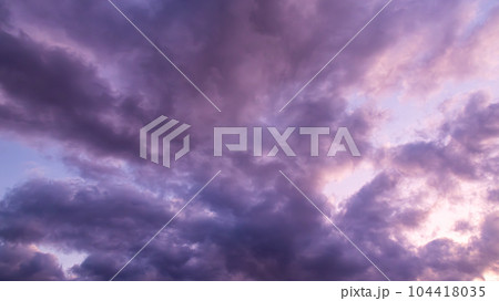 夕方の空に流れる薄黒い雲 夕方の空に流れる薄黒い雲 104418035