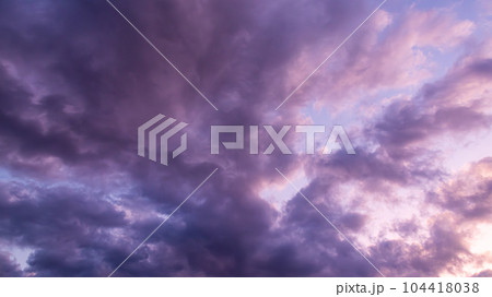 夕方の空に流れる薄黒い雲 104418038