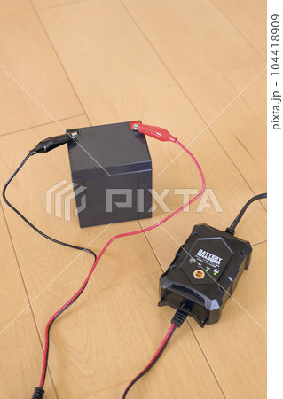 12V鉛バッテリーと充電器 充電中の様子 104418909