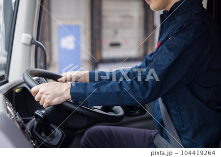 トラックドライバー　運転手の手元 104419264