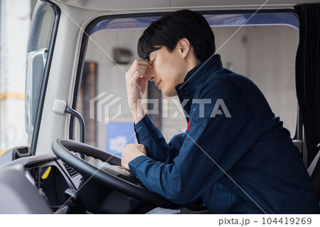 トラックドライバー 疲れている運転手のポートレート トラックドライバー 疲れている運転手のポートレート 104419269