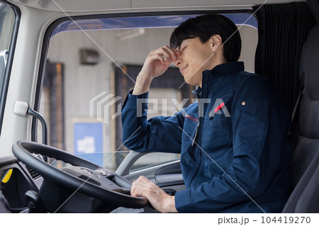 トラックドライバー　疲れている運転手のポートレート 104419270