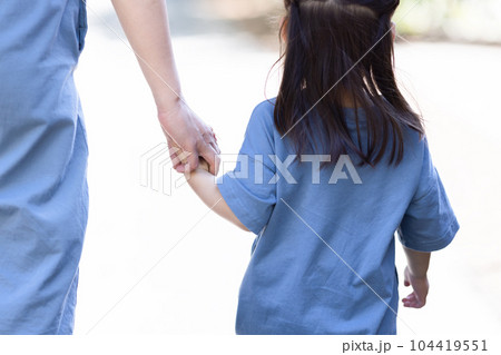 お母さんと子ども お母さんと子ども 104419551