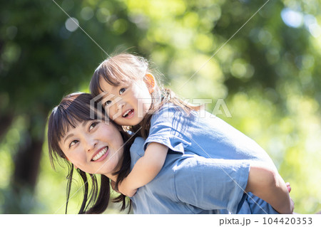 お母さんと子ども お母さんと子ども 104420353