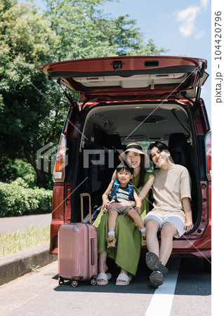 夏休みにクルマで家族旅行に行く笑顔の親子・子育てファミリー 夏休みにクルマで家族旅行に行く笑顔の親子・子育てファミリー 104420796