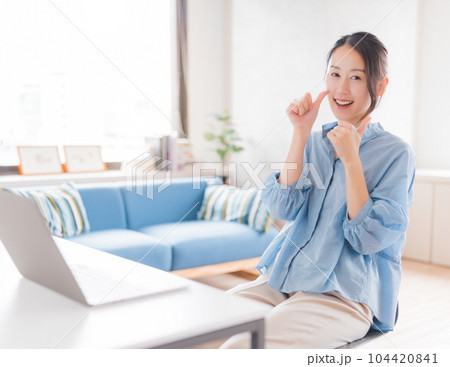 一人の女性が在宅ワークをしている 104420841
