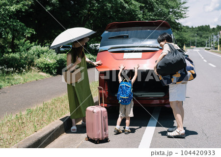 夏休みにクルマで家族旅行に行く笑顔の親子・子育てファミリー 夏休みにクルマで家族旅行に行く笑顔の親子・子育てファミリー 104420933