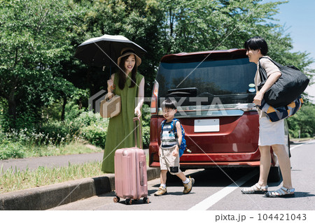 夏休みにクルマで家族旅行に行く笑顔の親子・子育てファミリー 夏休みにクルマで家族旅行に行く笑顔の親子・子育てファミリー 104421043