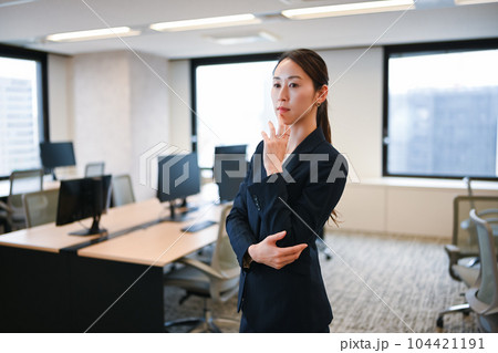 美人な管理職の女性　オフィス編 104421191